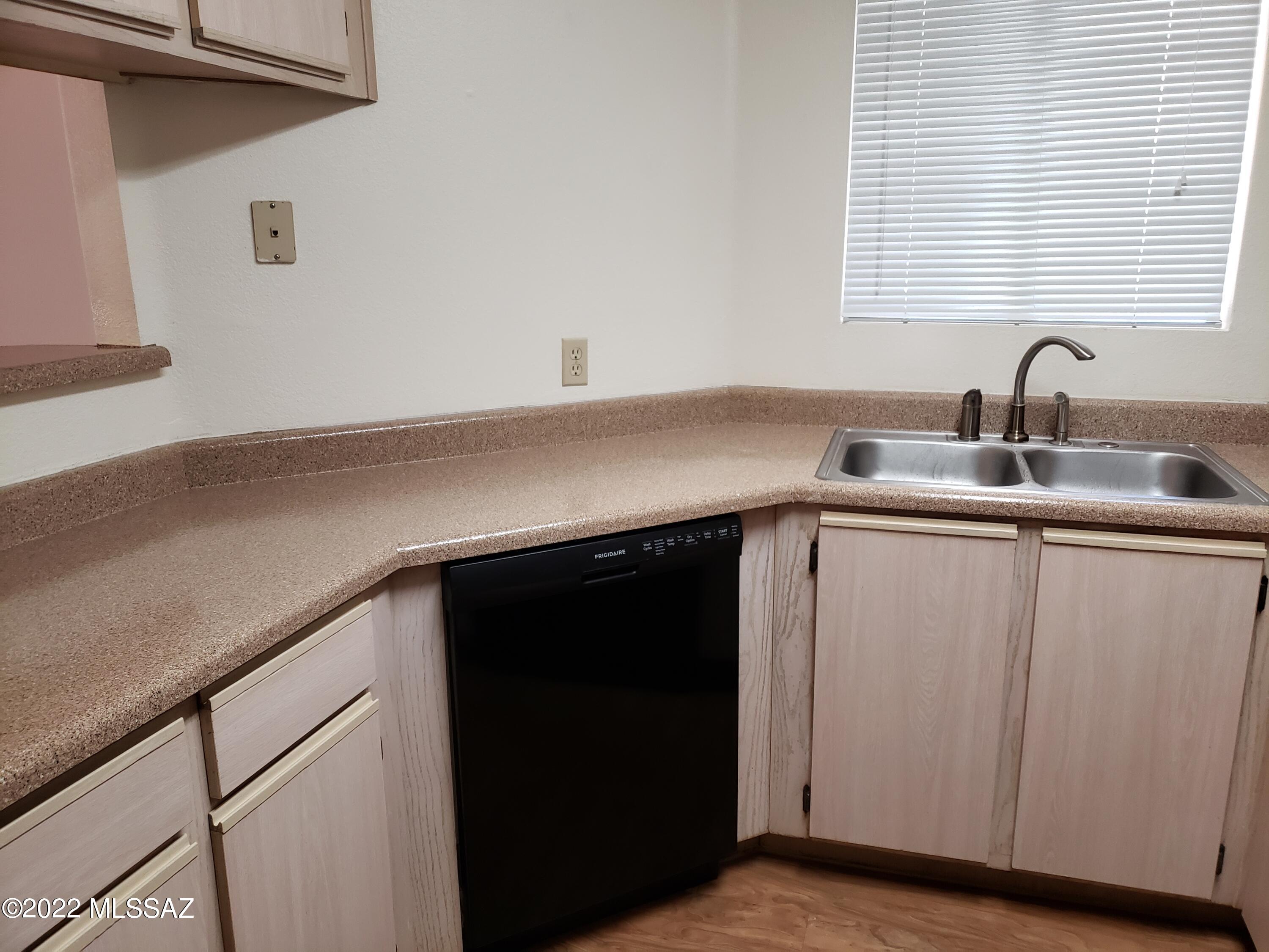 5751 N Kolb Road 22104