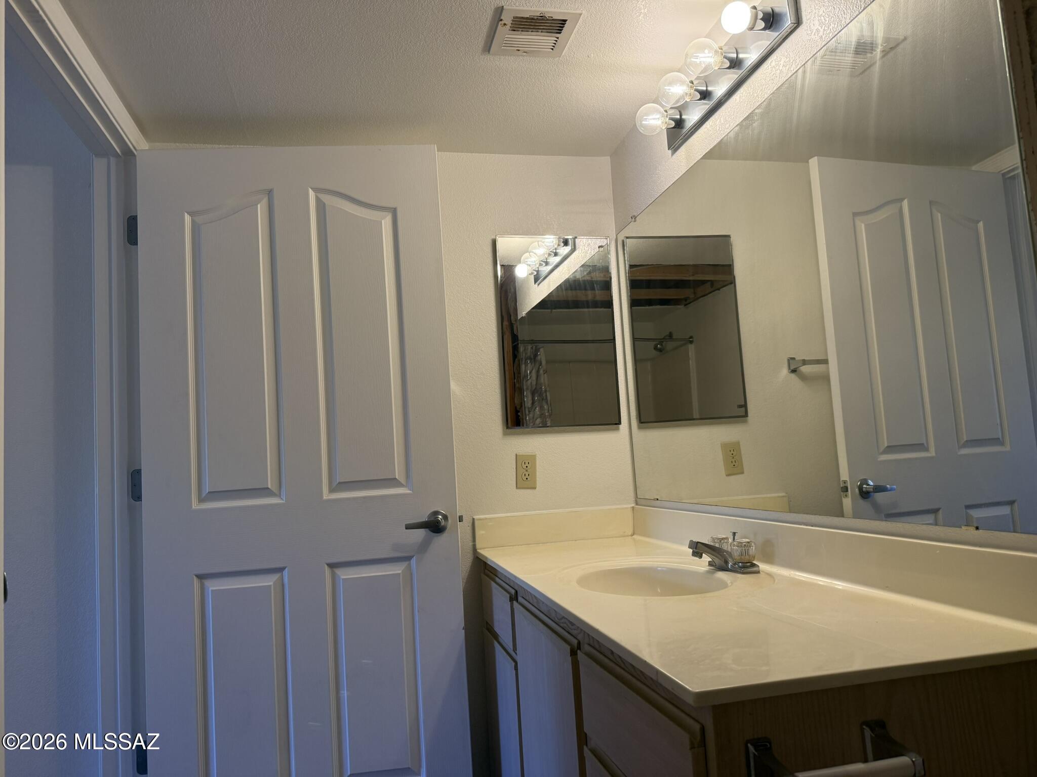 5751 N Kolb Road 22104