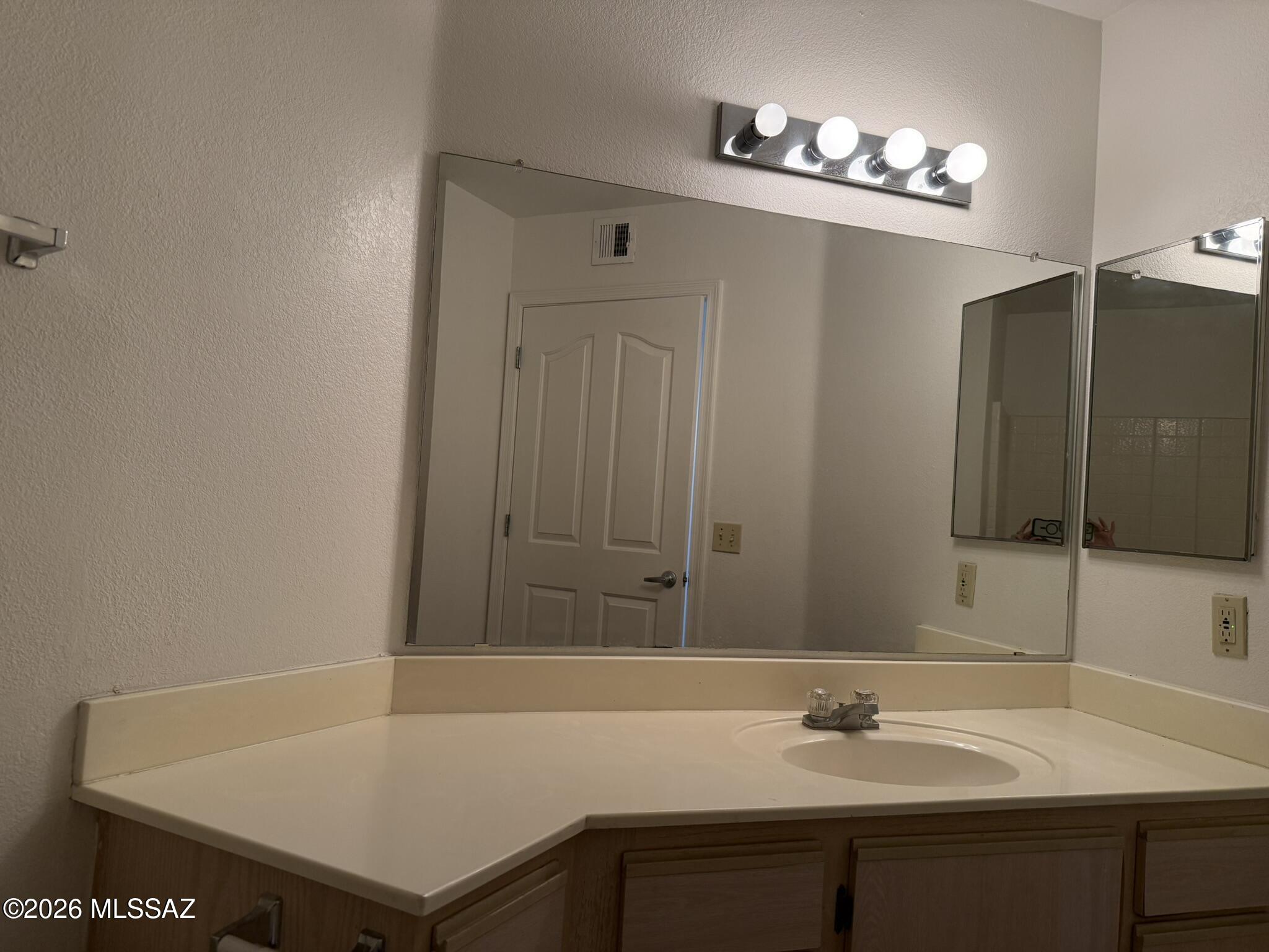 5751 N Kolb Road 22104