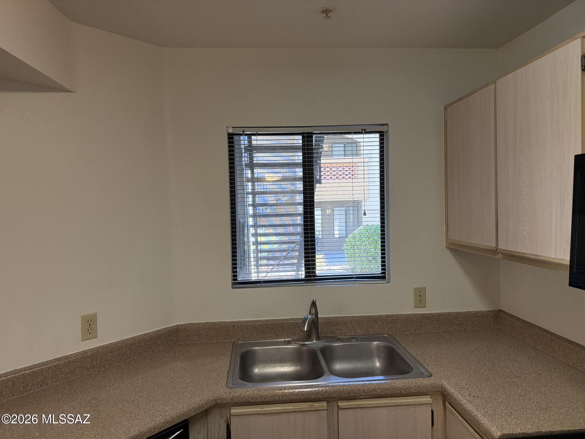 5751 N Kolb Road 22104