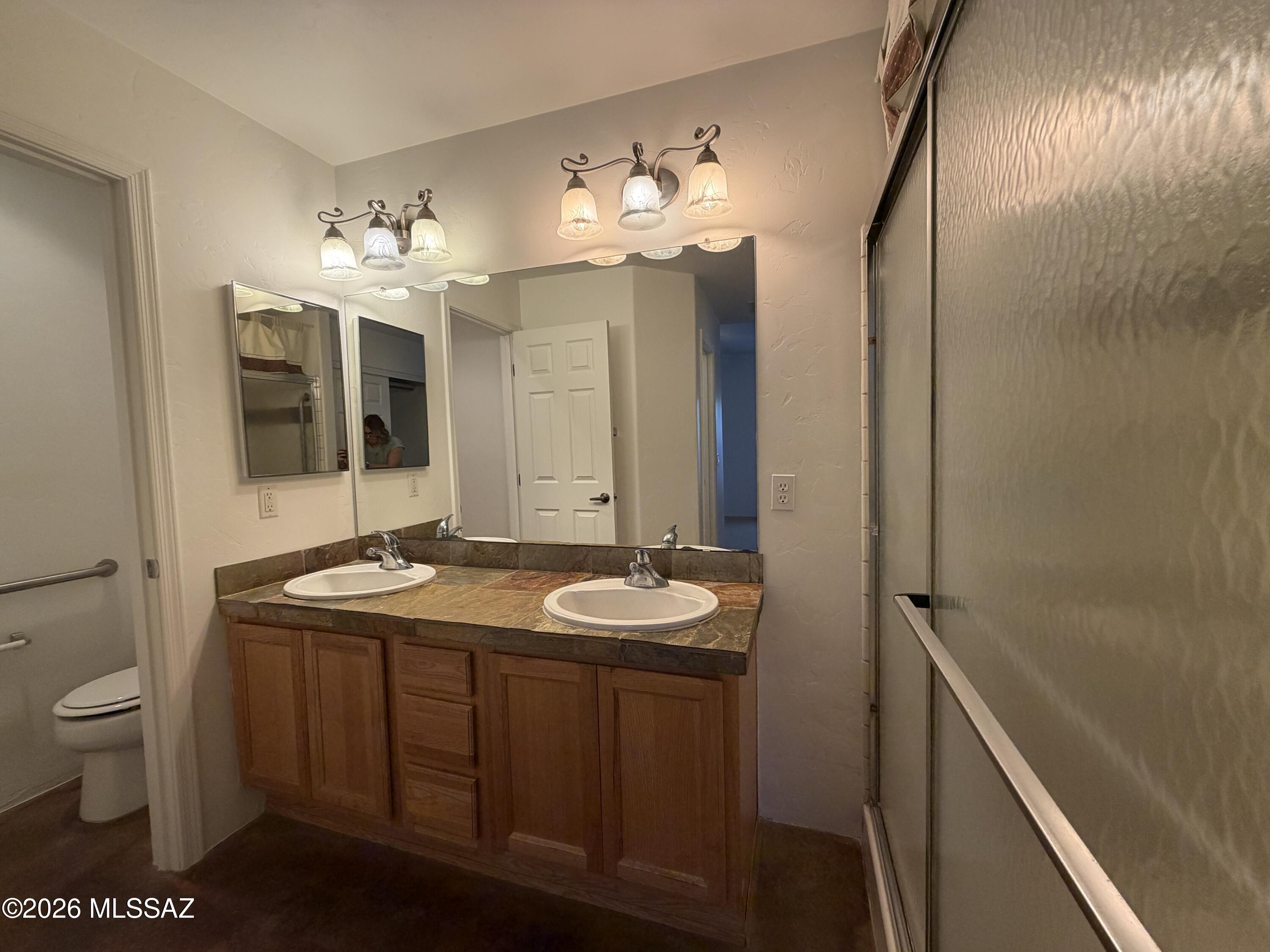 1401 E English Ivy Court