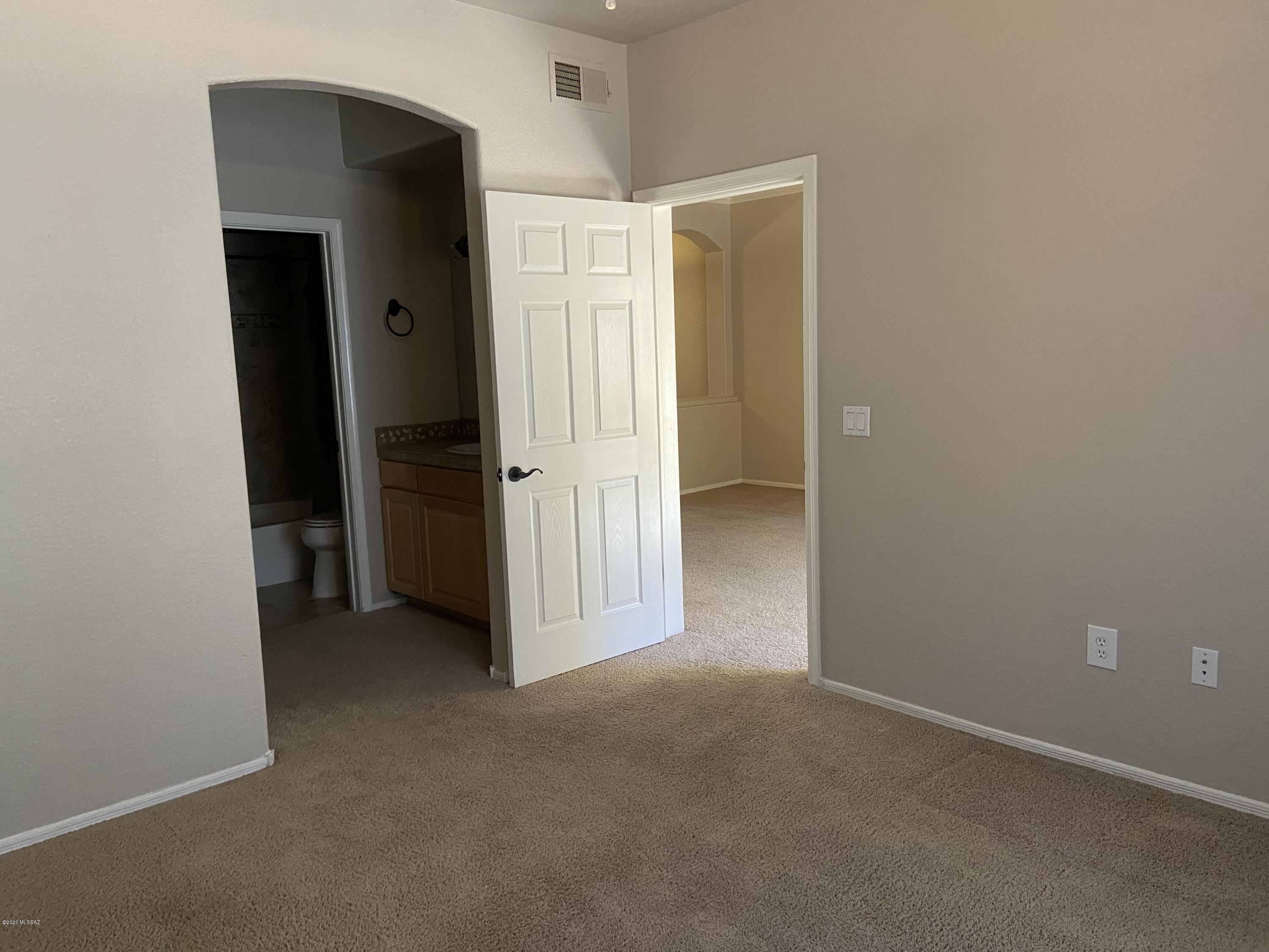 7050 E Sunrise Drive 12103