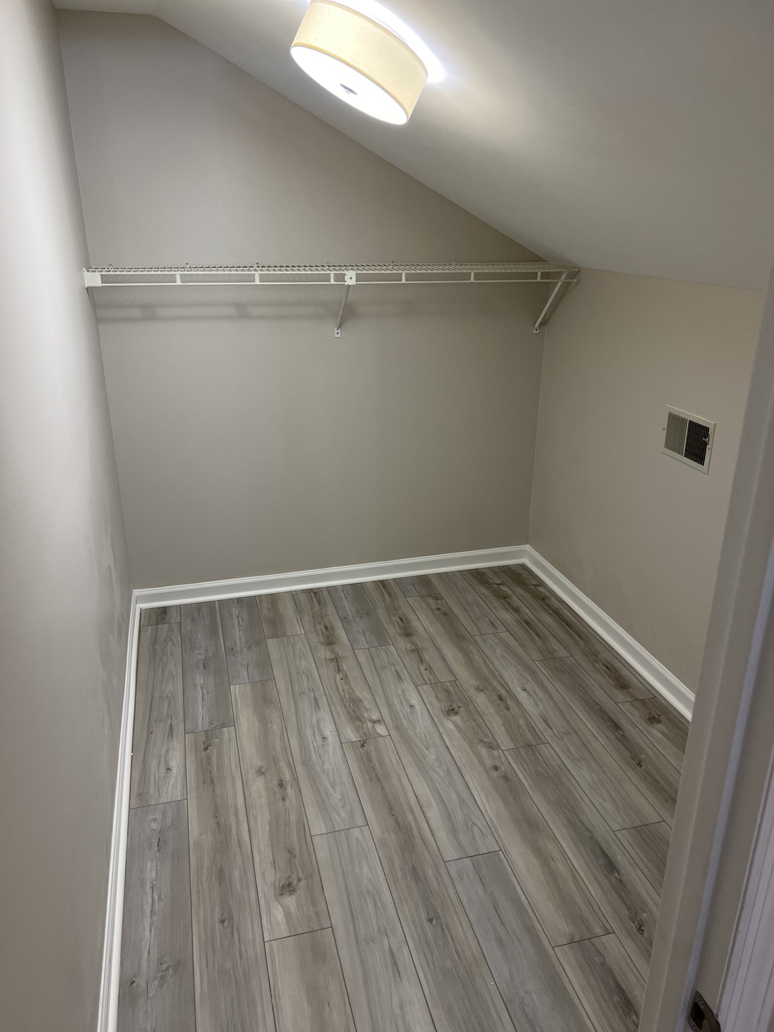 226 Village Cir, W