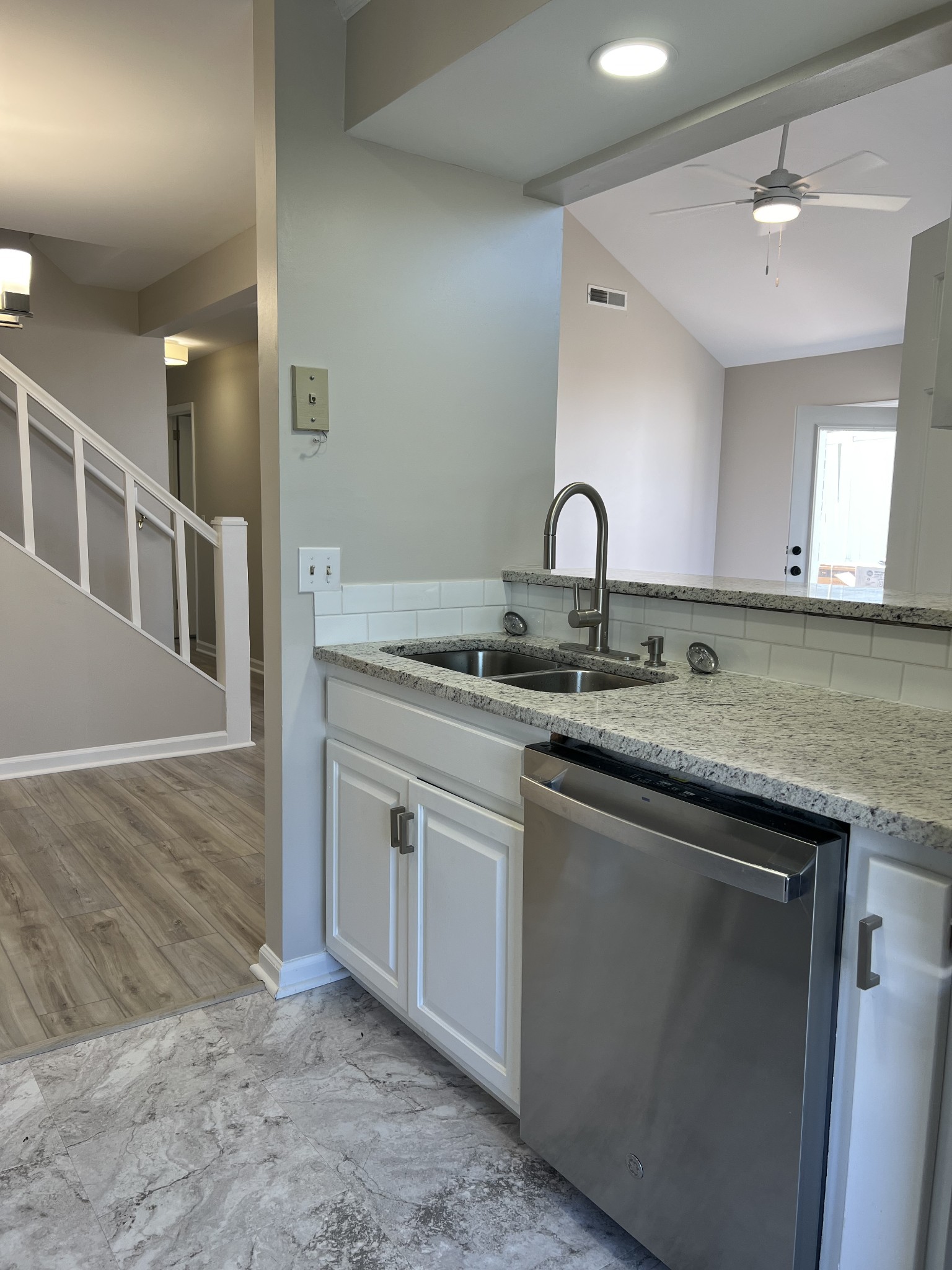 226 Village Cir, W