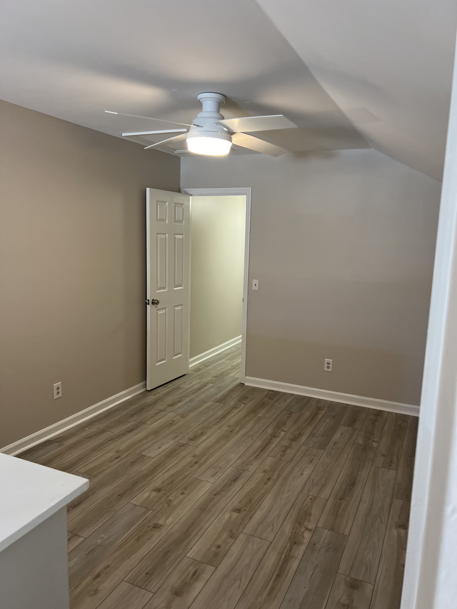 226 Village Cir, W