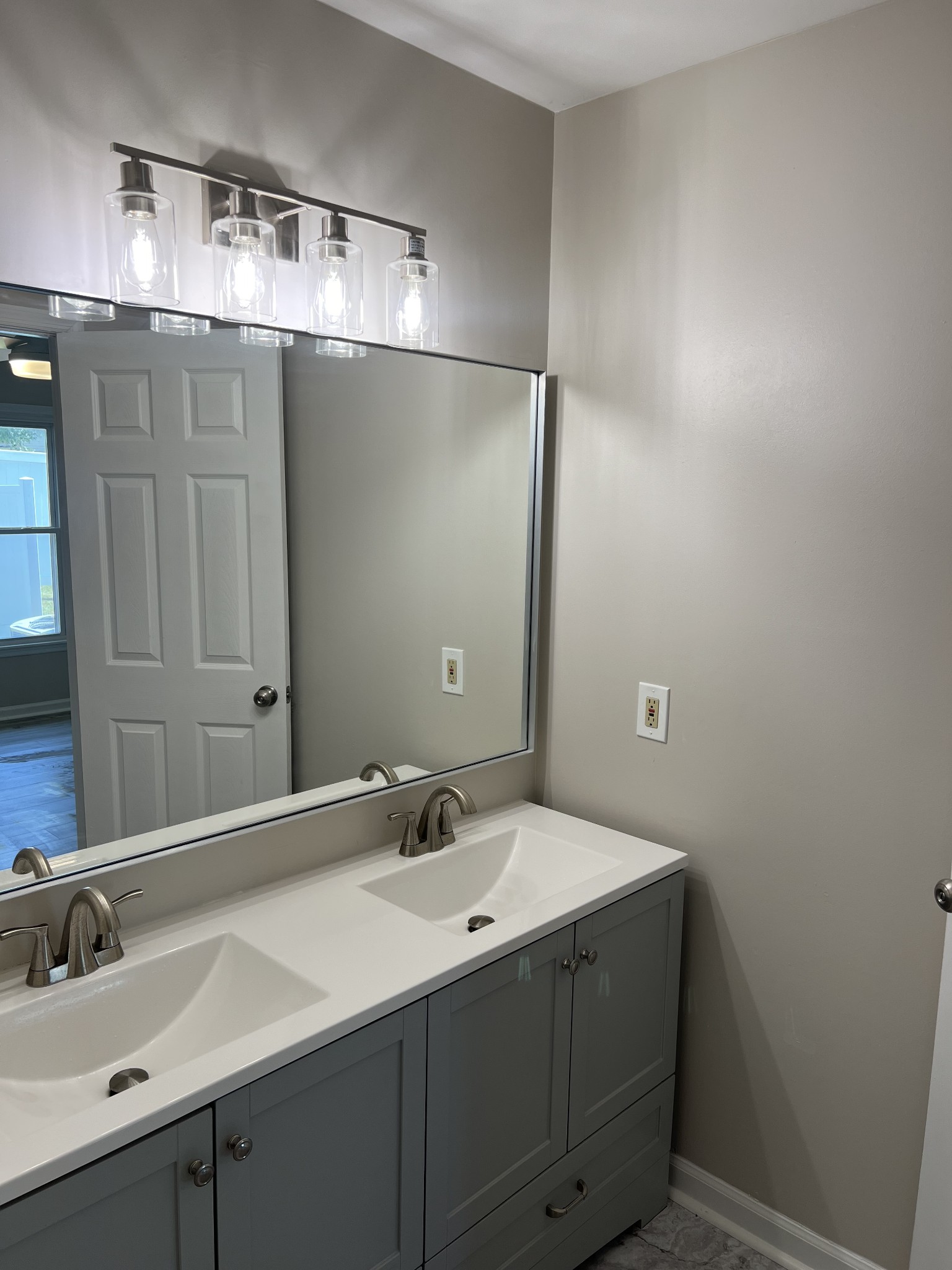 226 Village Cir, W