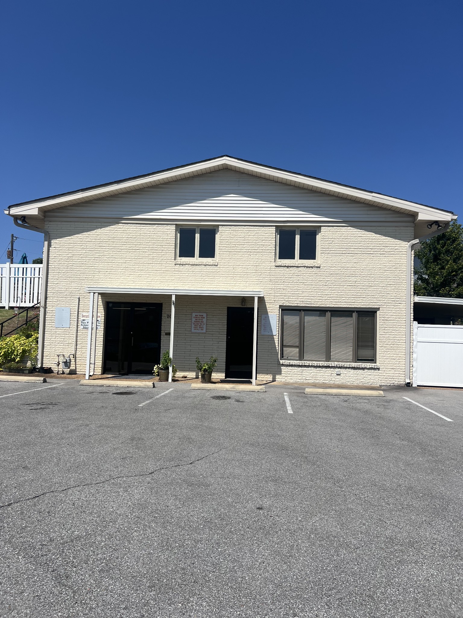 226 Village Cir, W