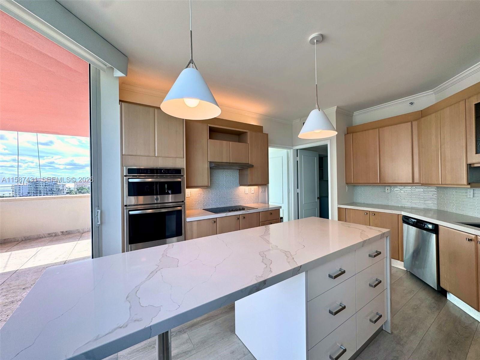 300 S Pointe Dr # 1001