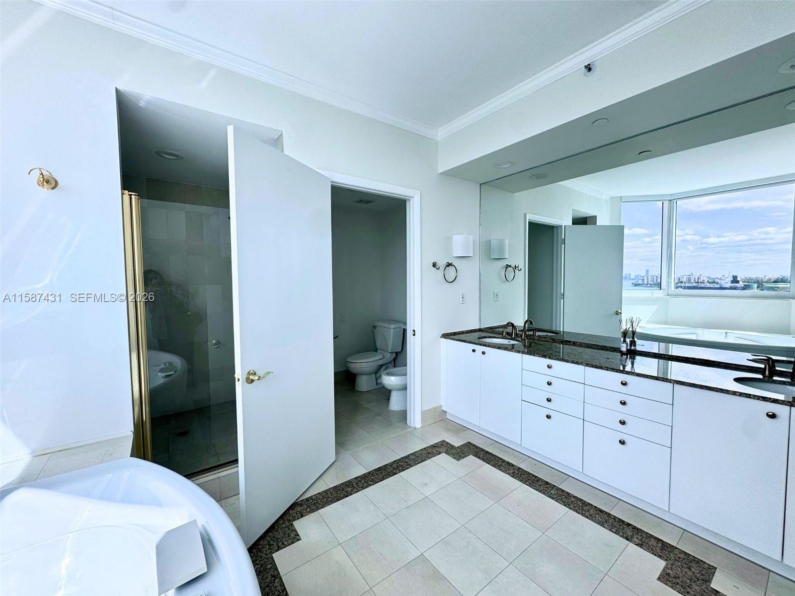 300 S Pointe Dr # 1001