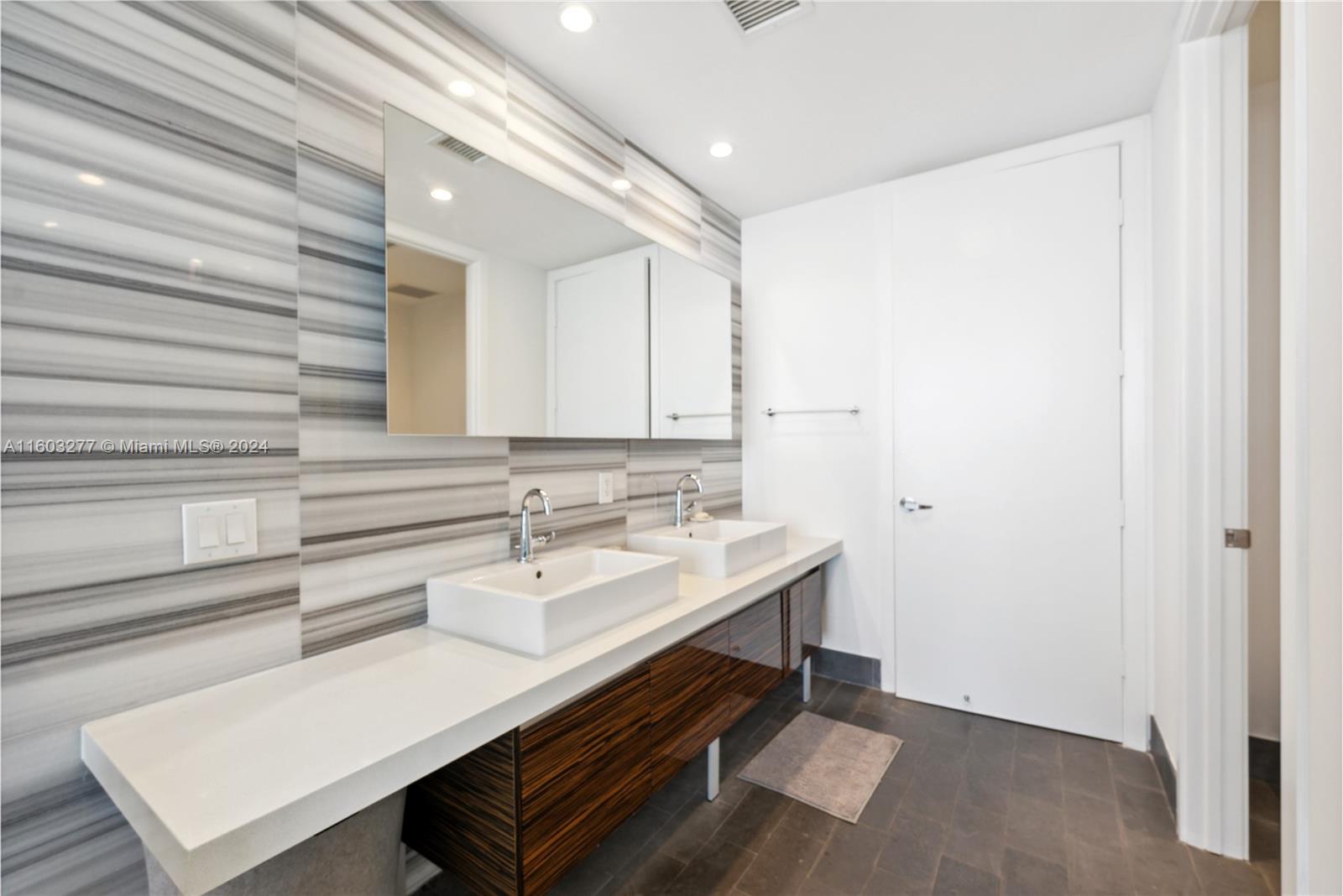 1100 Biscayne Blvd # 4303