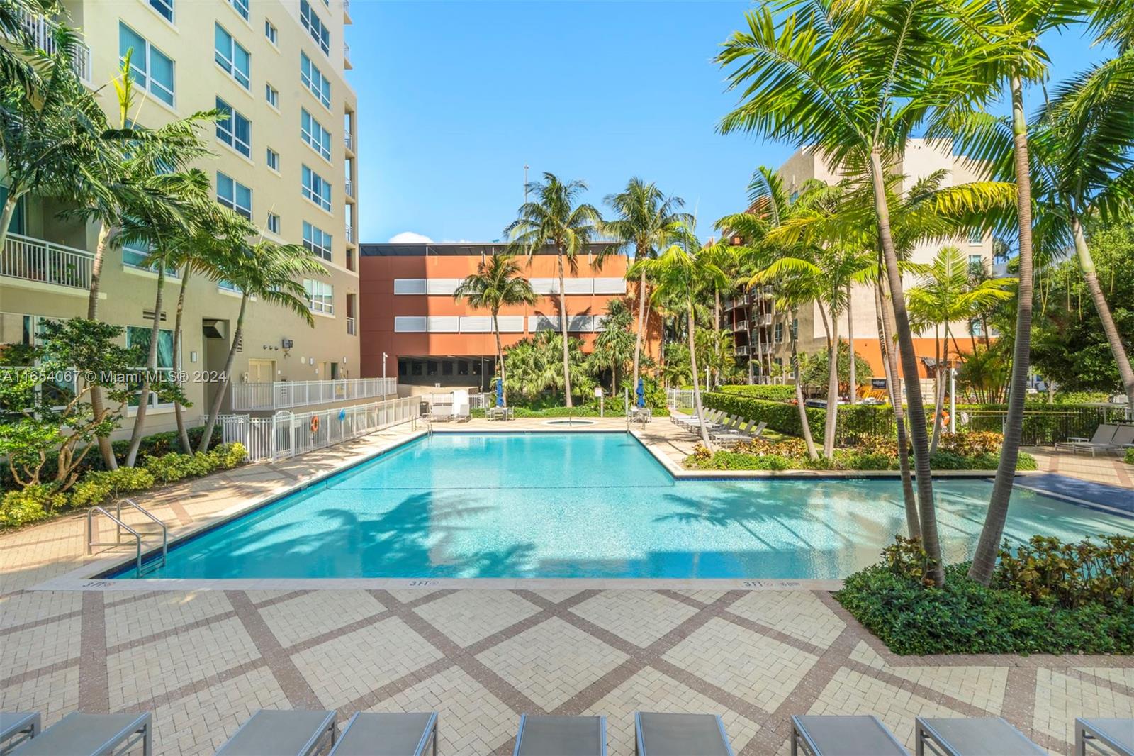 2000 N Bayshore Dr # 320