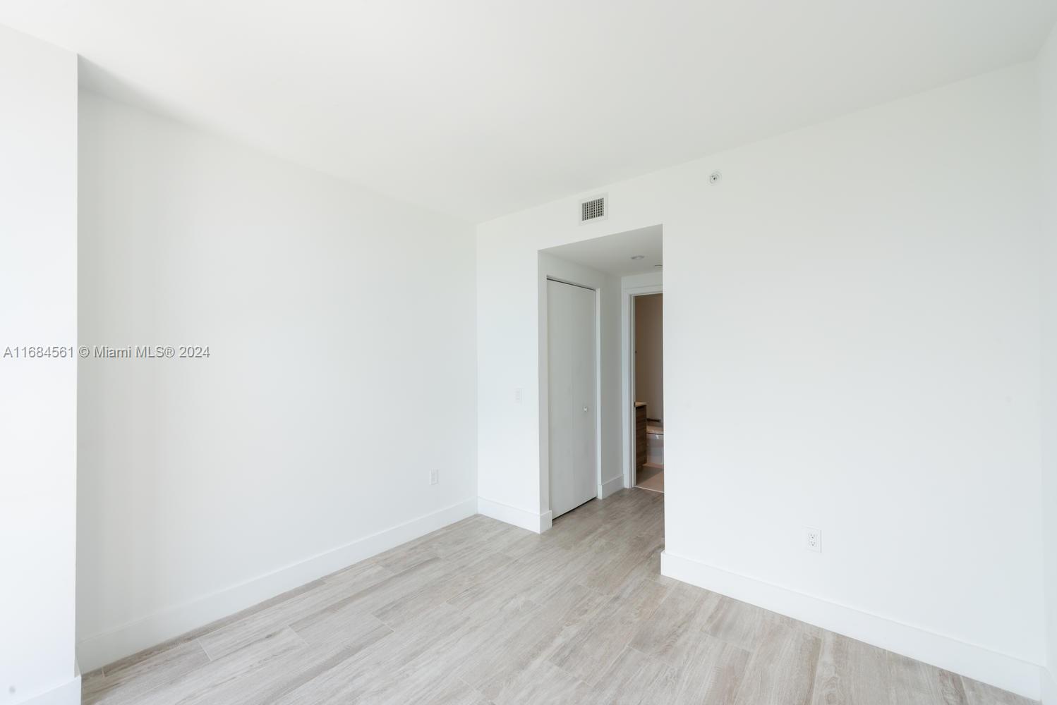 121 NE 34th St # 2905