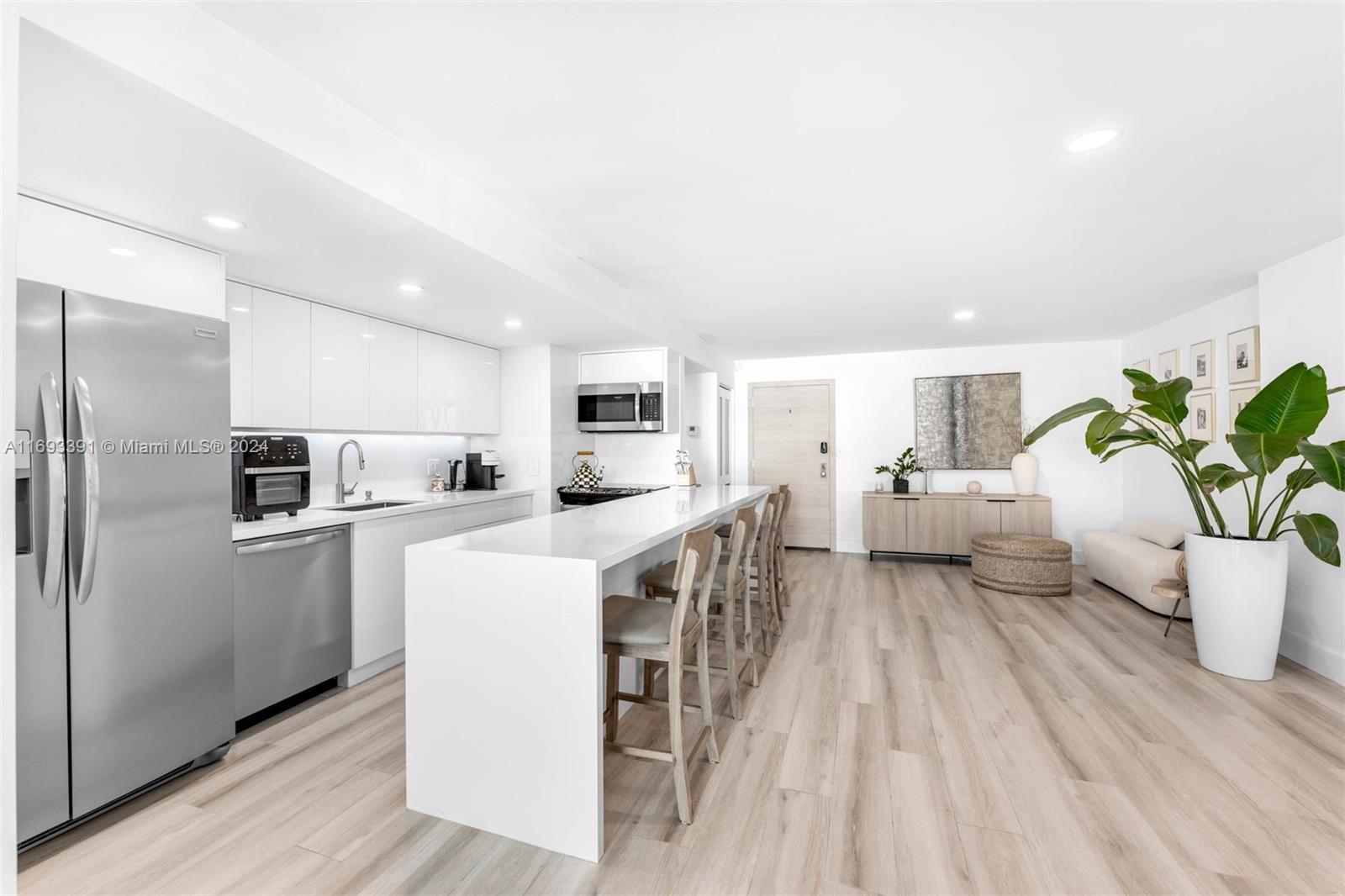 2401 Collins Ave Unit: 1510/1511
