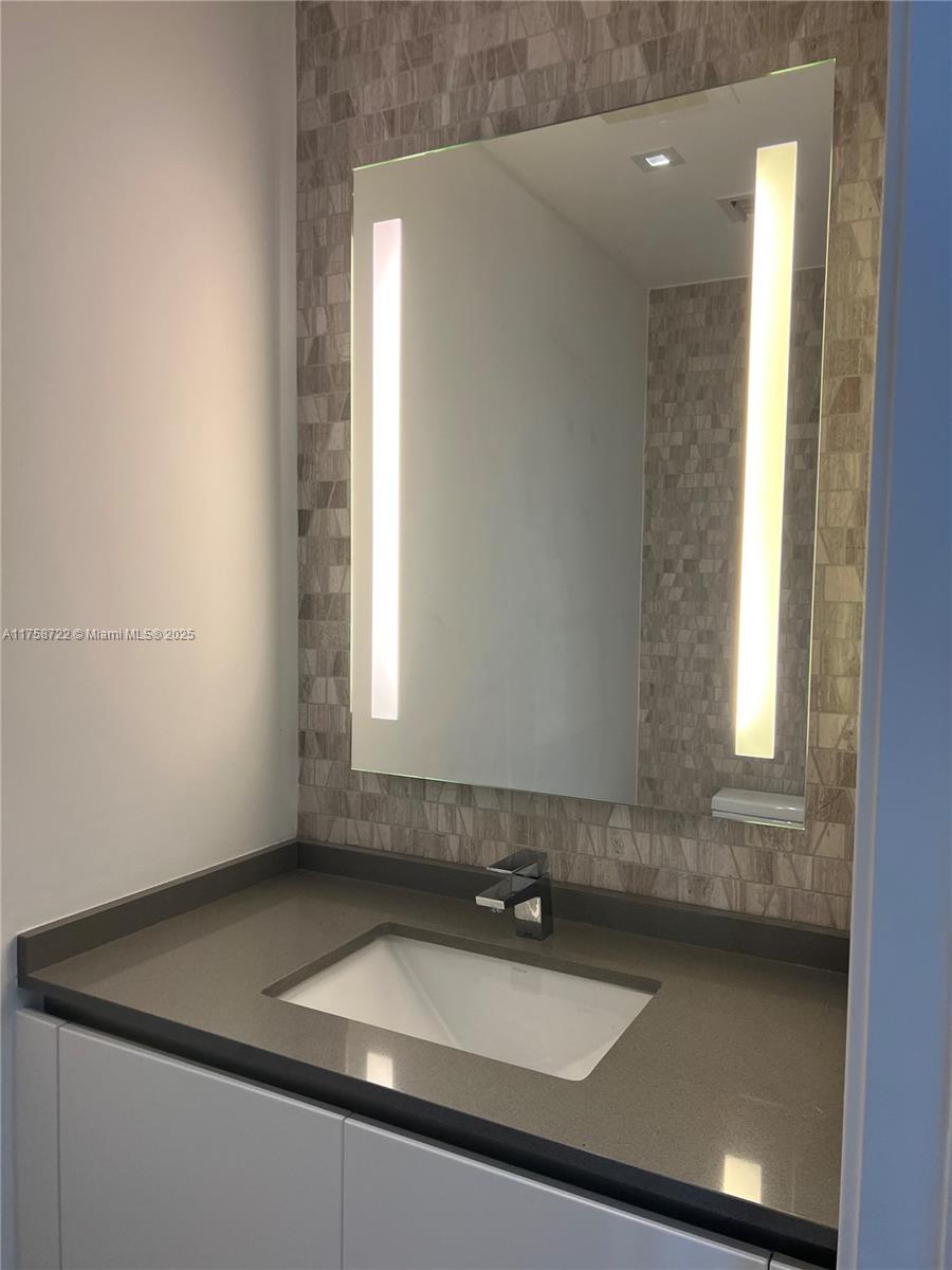 68 SE 6th St # 1405