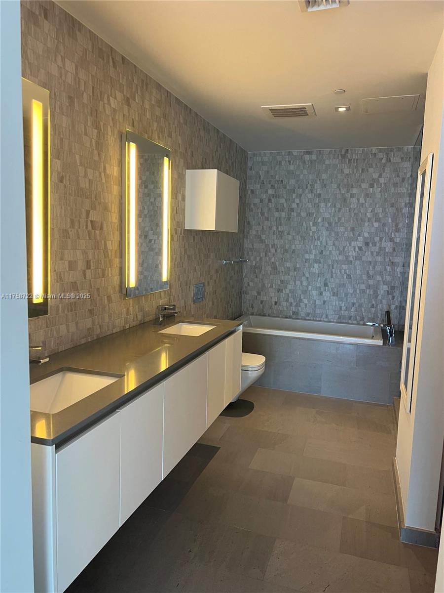 68 SE 6th St # 1405
