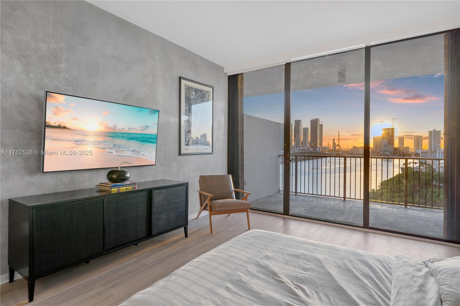 1000 Venetian Way 810