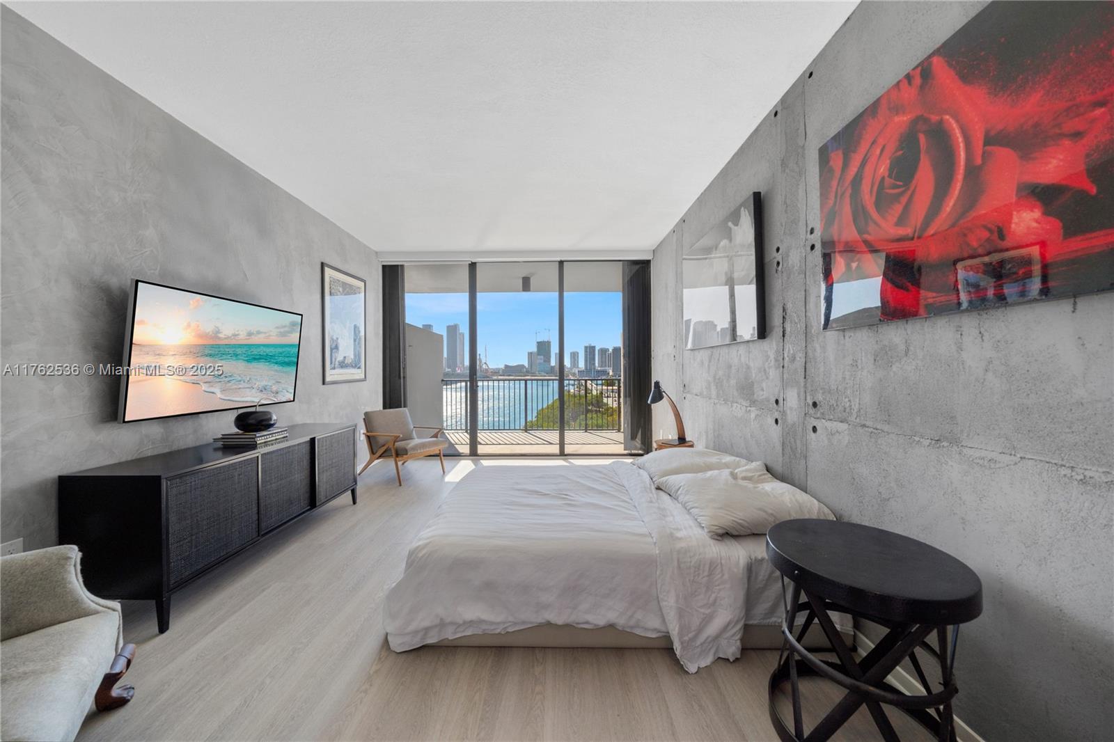 1000 Venetian Way 810