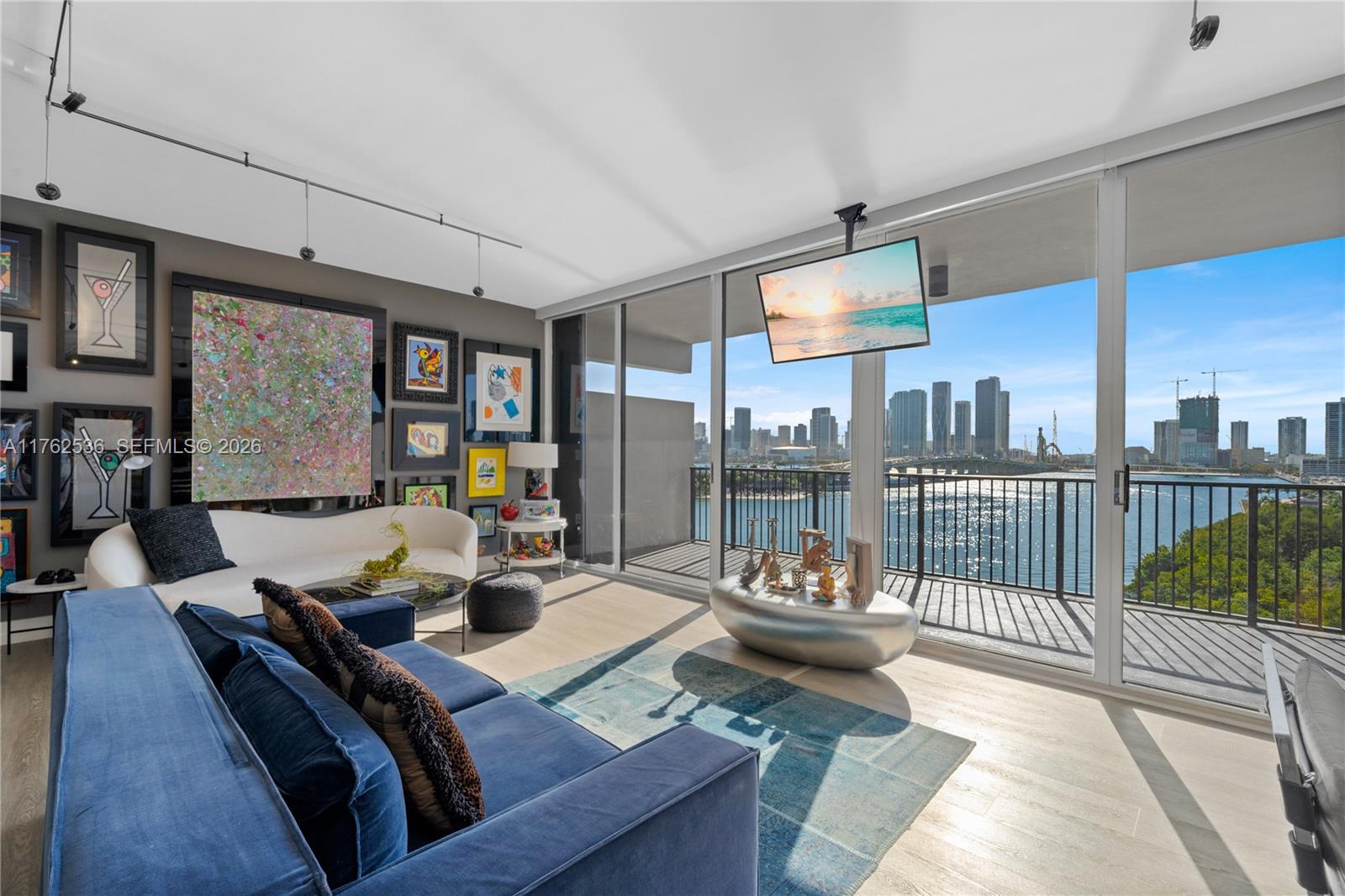 1000 Venetian Way 810