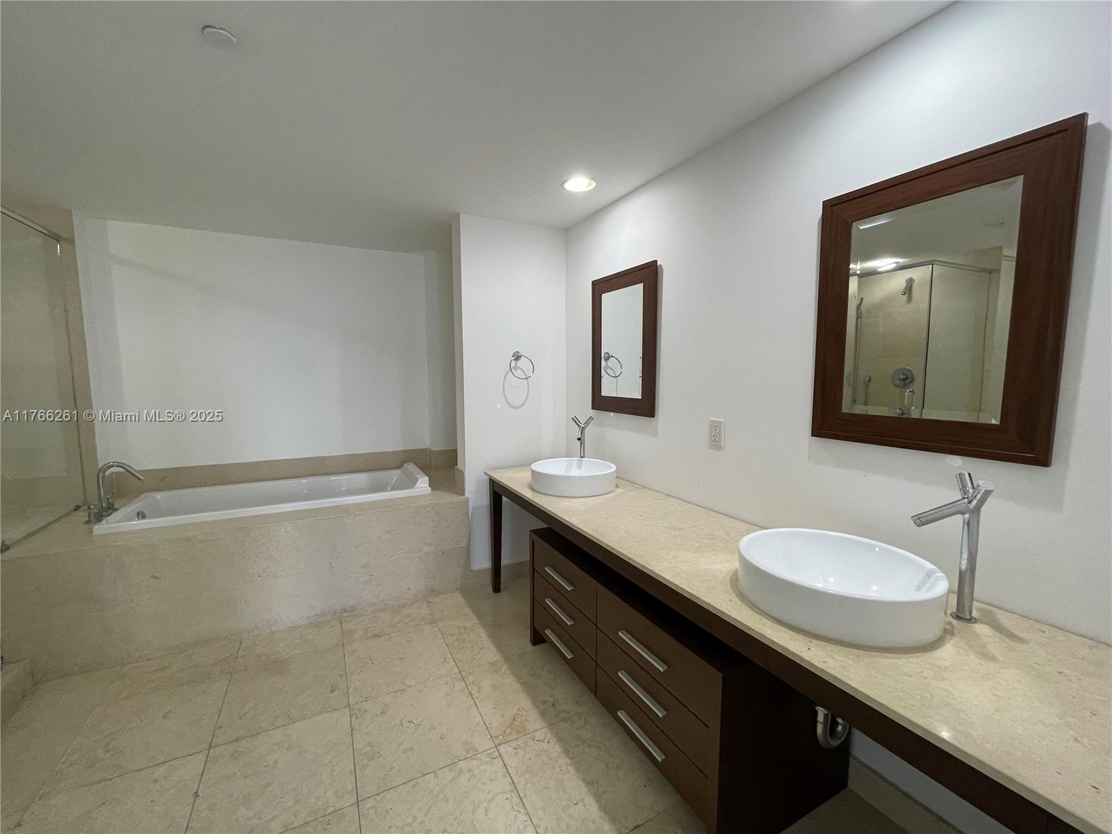 465 Brickell Ave # 819