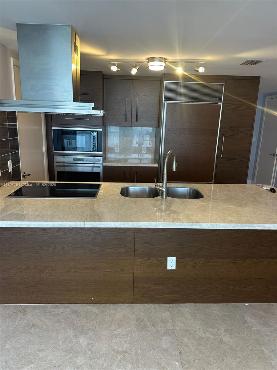495 Brickell Ave # 5211