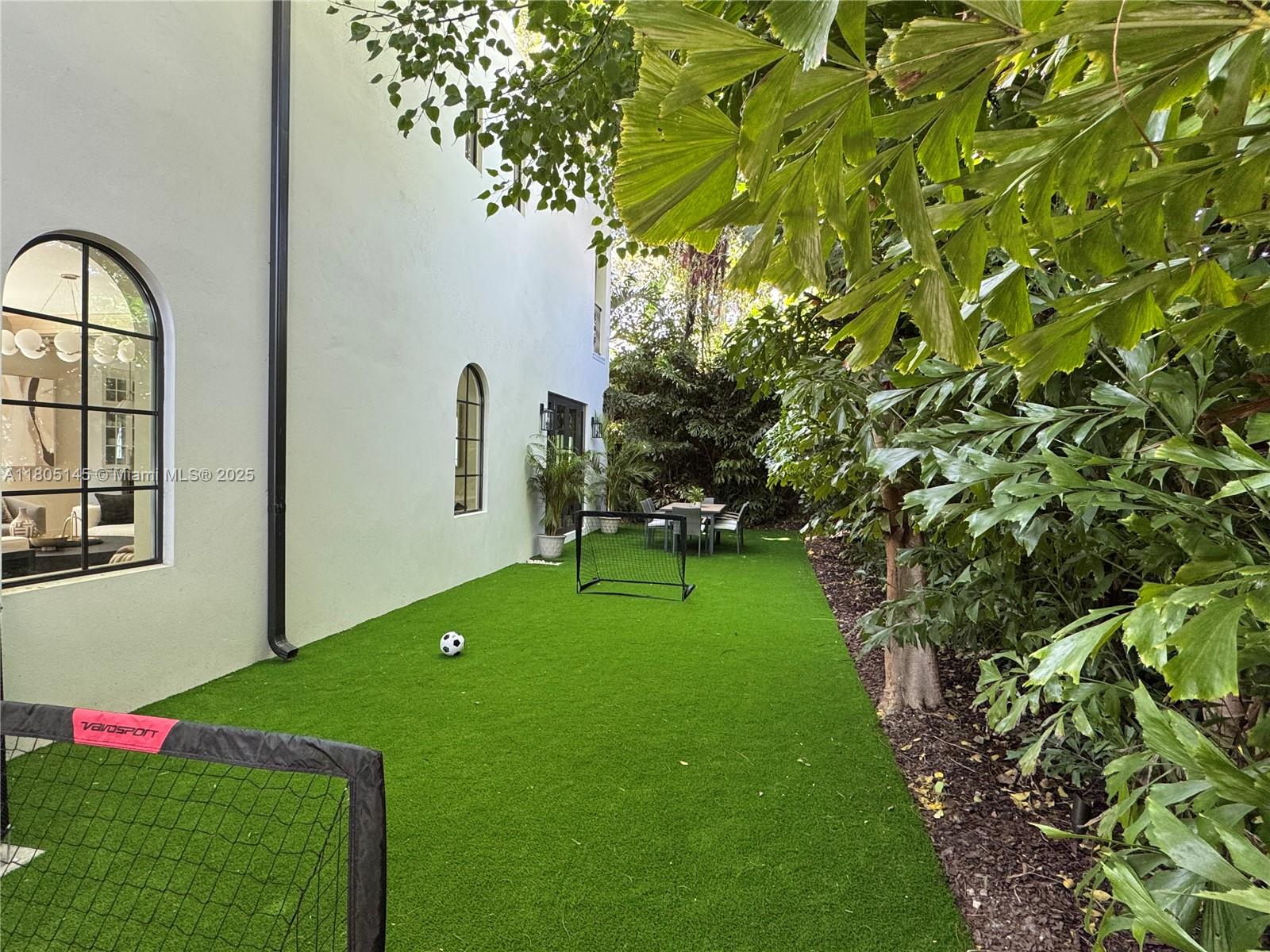 El Tesoro ~ 549 NE 59th Street