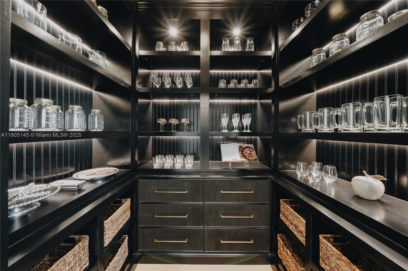 El Tesoro ~ 549 NE 59th Street