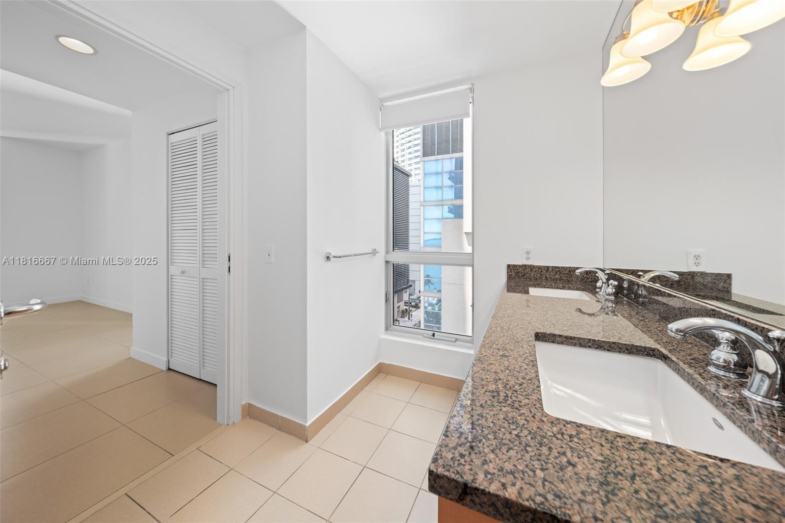 300 S Biscayne Blvd # 802 Unit: L-802