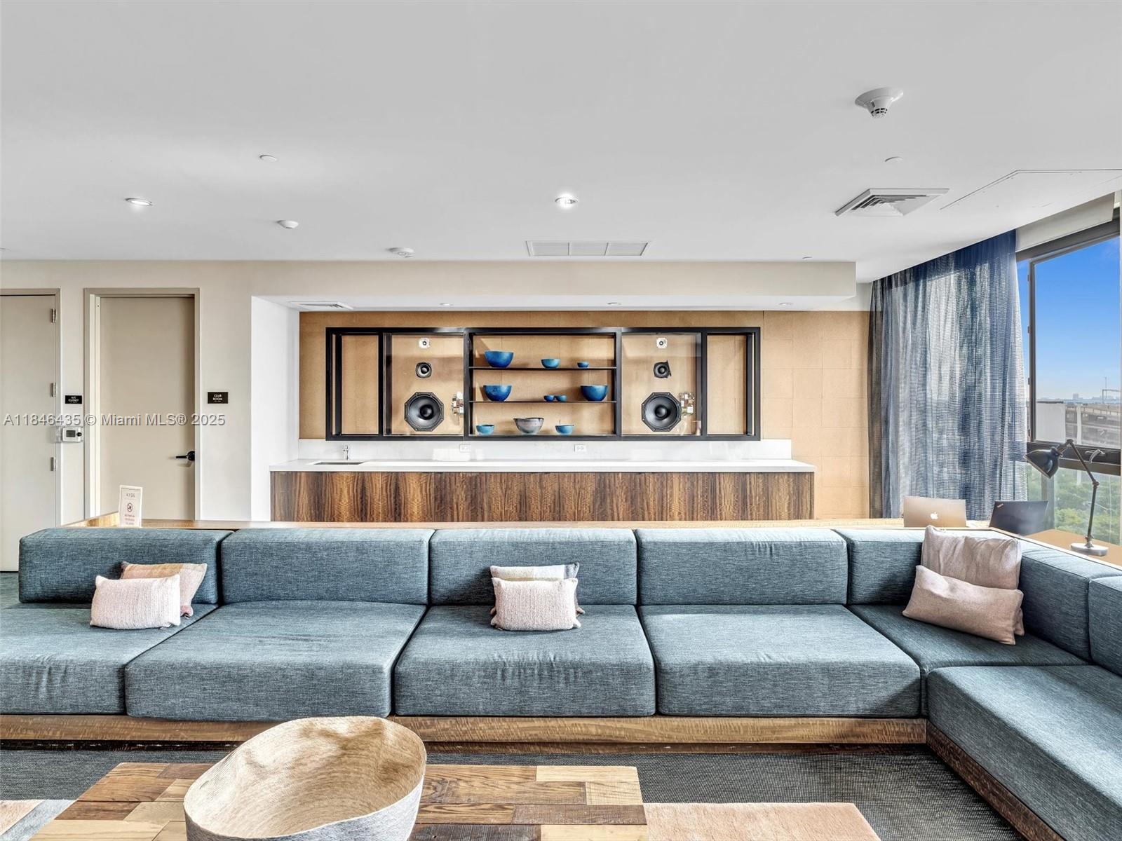 121 NE 34th St # 2208