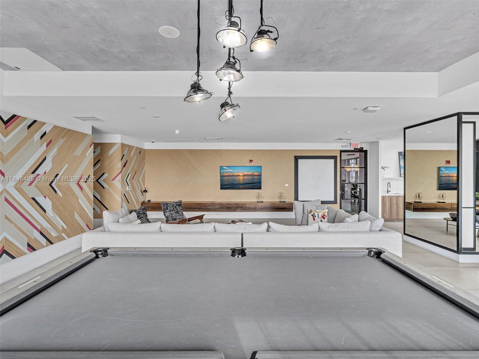 121 NE 34th St # 2208