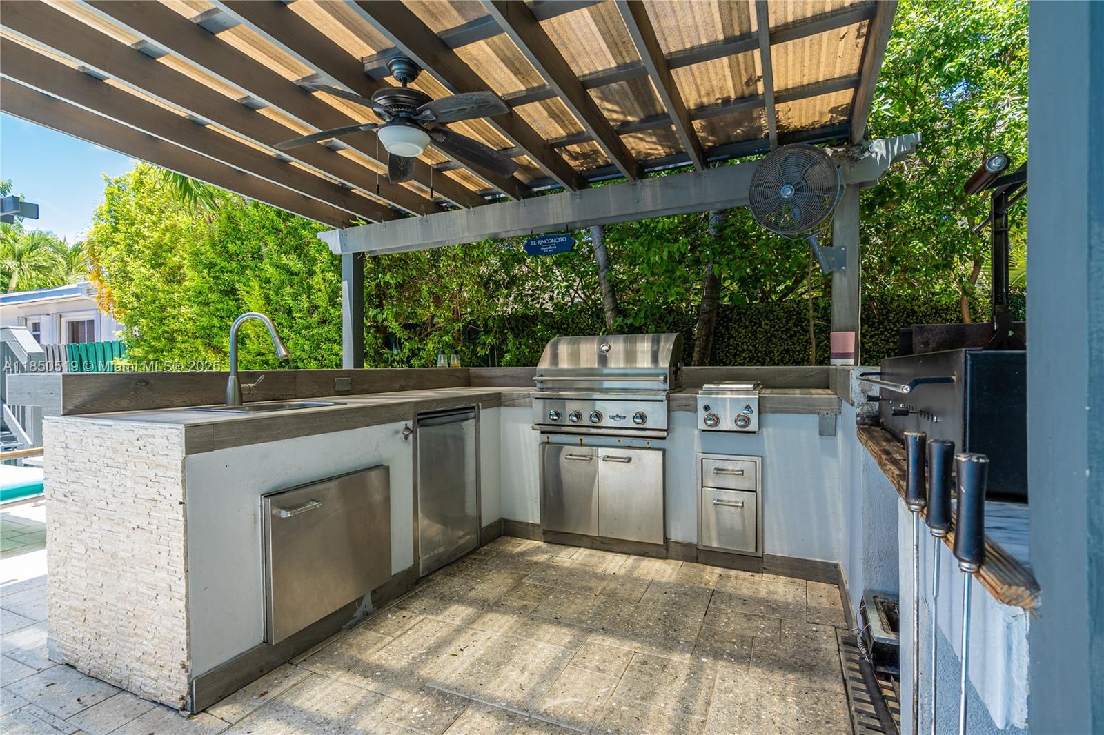 525 Lakeview Dr