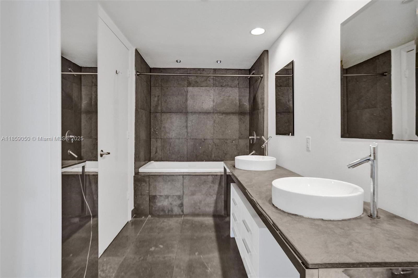 475 Brickell Ave # 1714