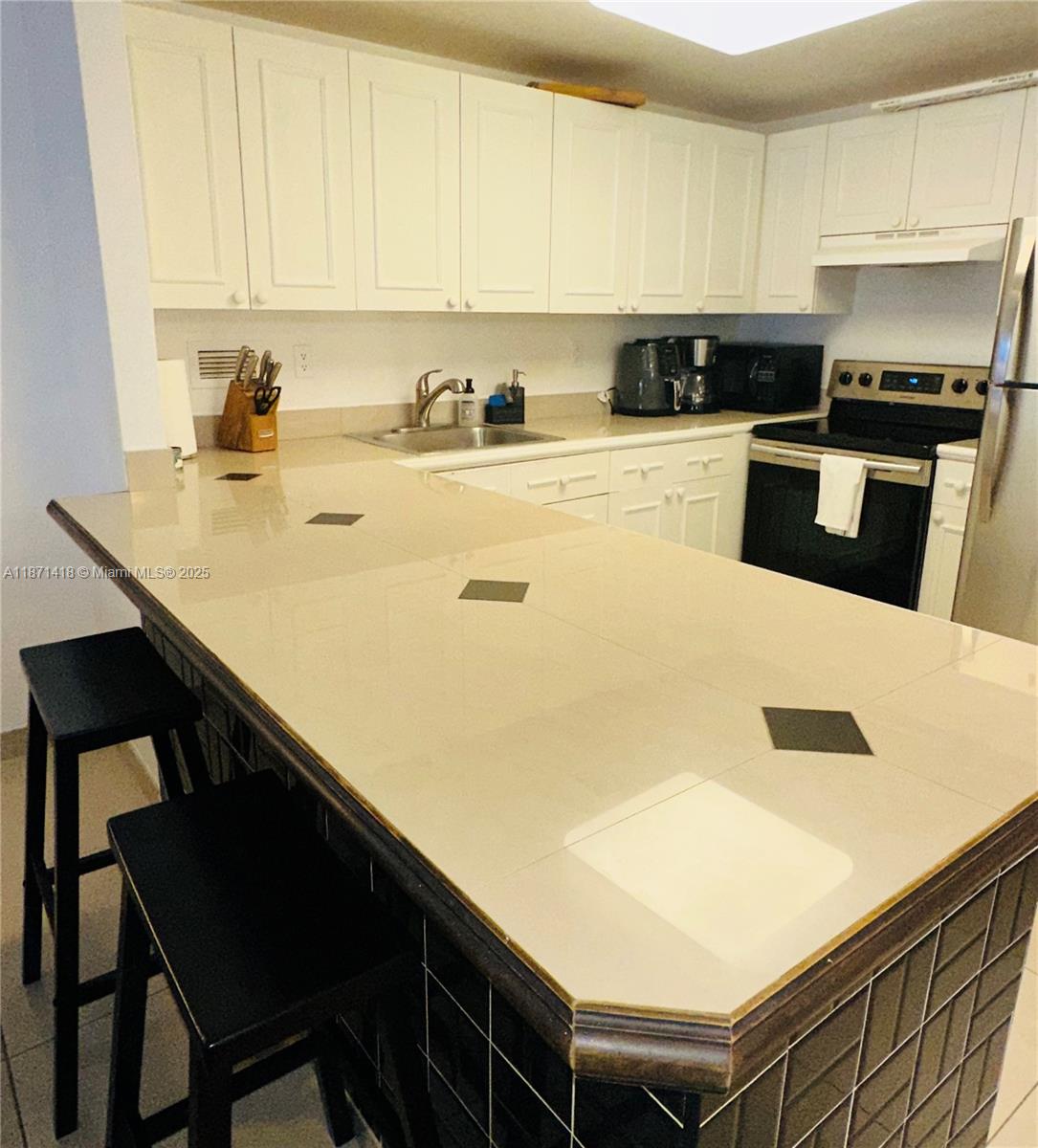 2301 Collins Ave # 420