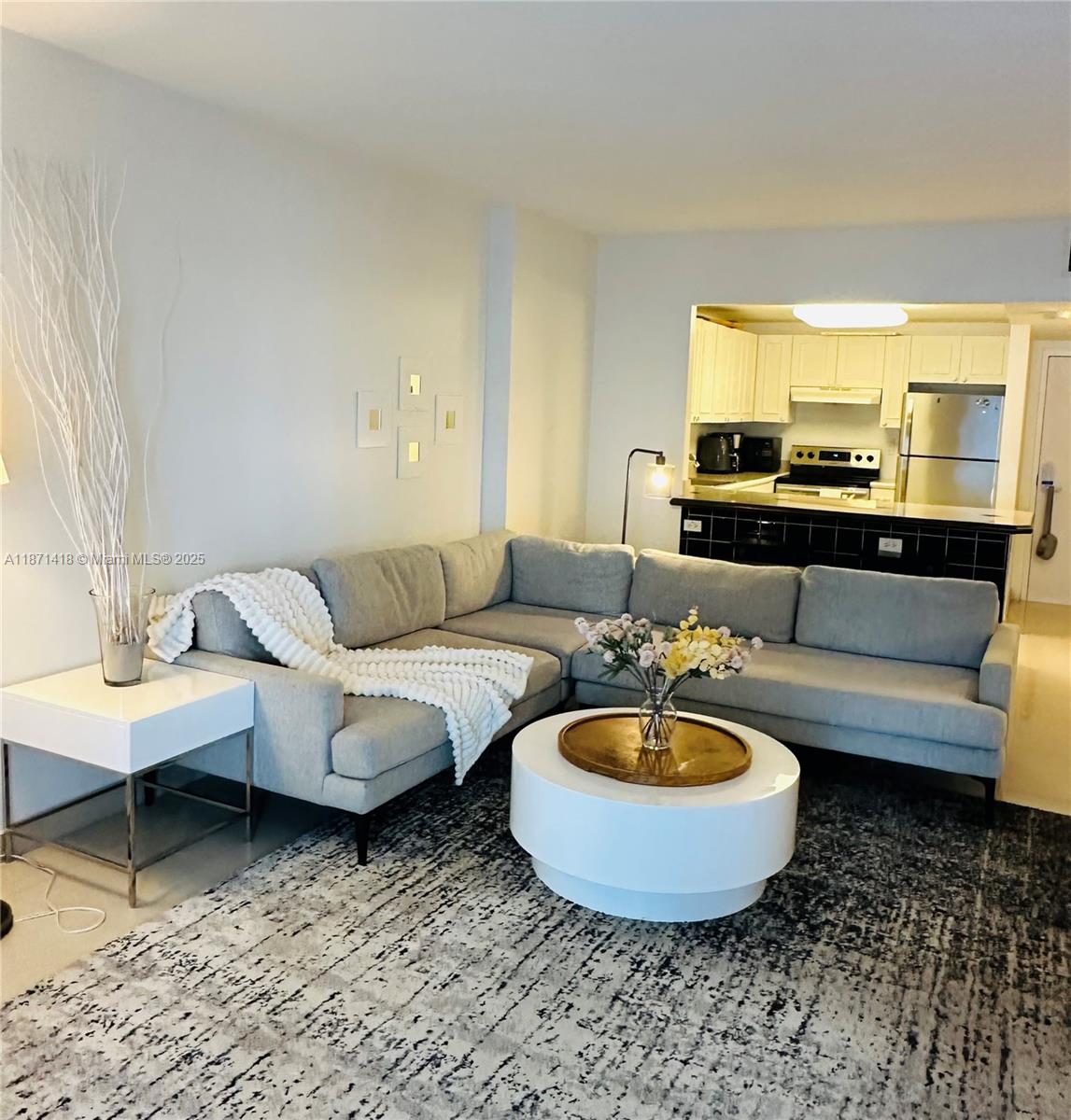 2301 Collins Ave # 420