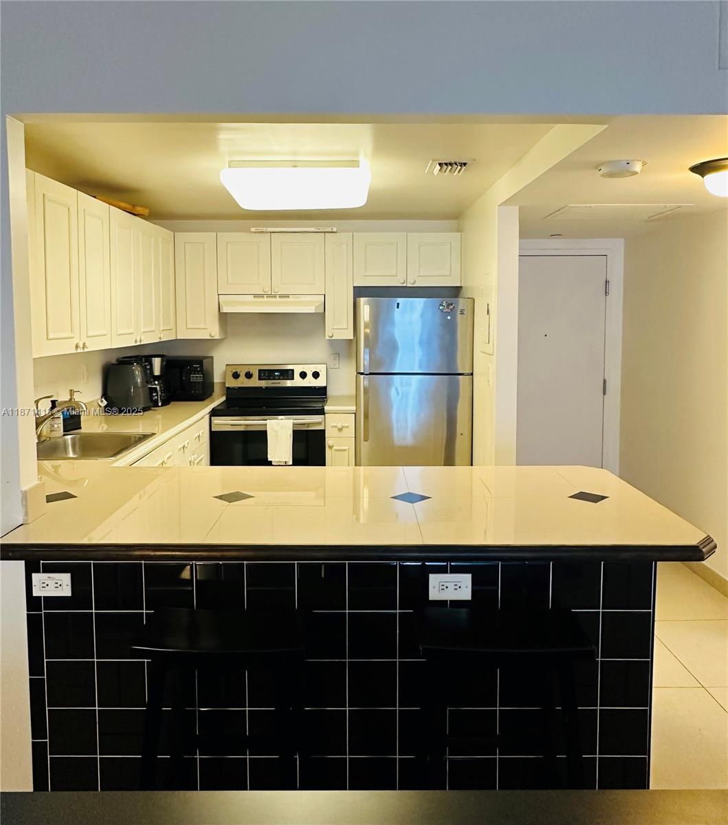 2301 Collins Ave # 420