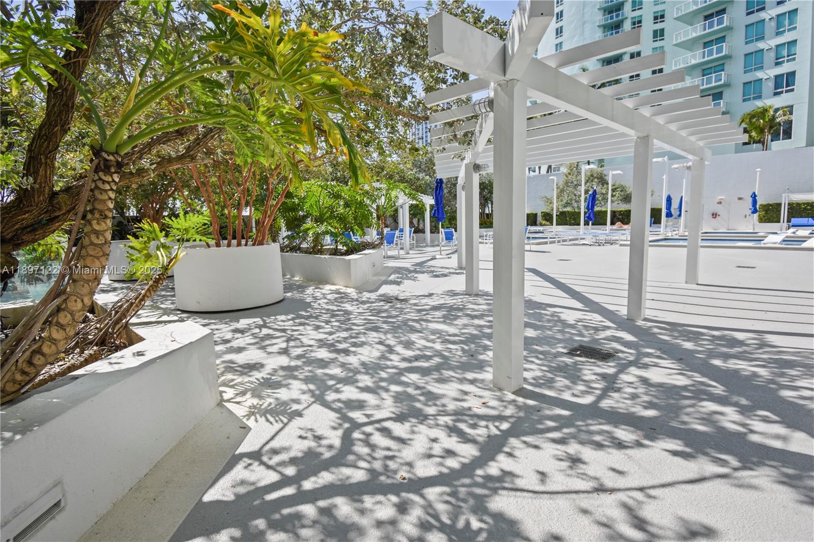 1800 N Bayshore Dr # 2208