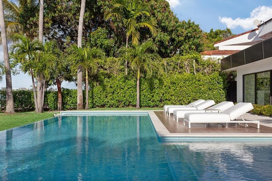 7972 Biscayne Point Cir