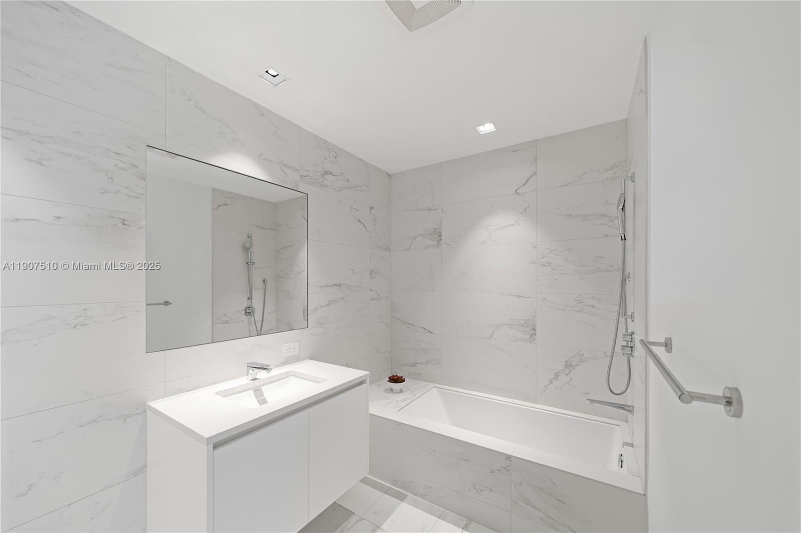 1000 Biscayne Blvd # 4901 Unit: LPH 4901