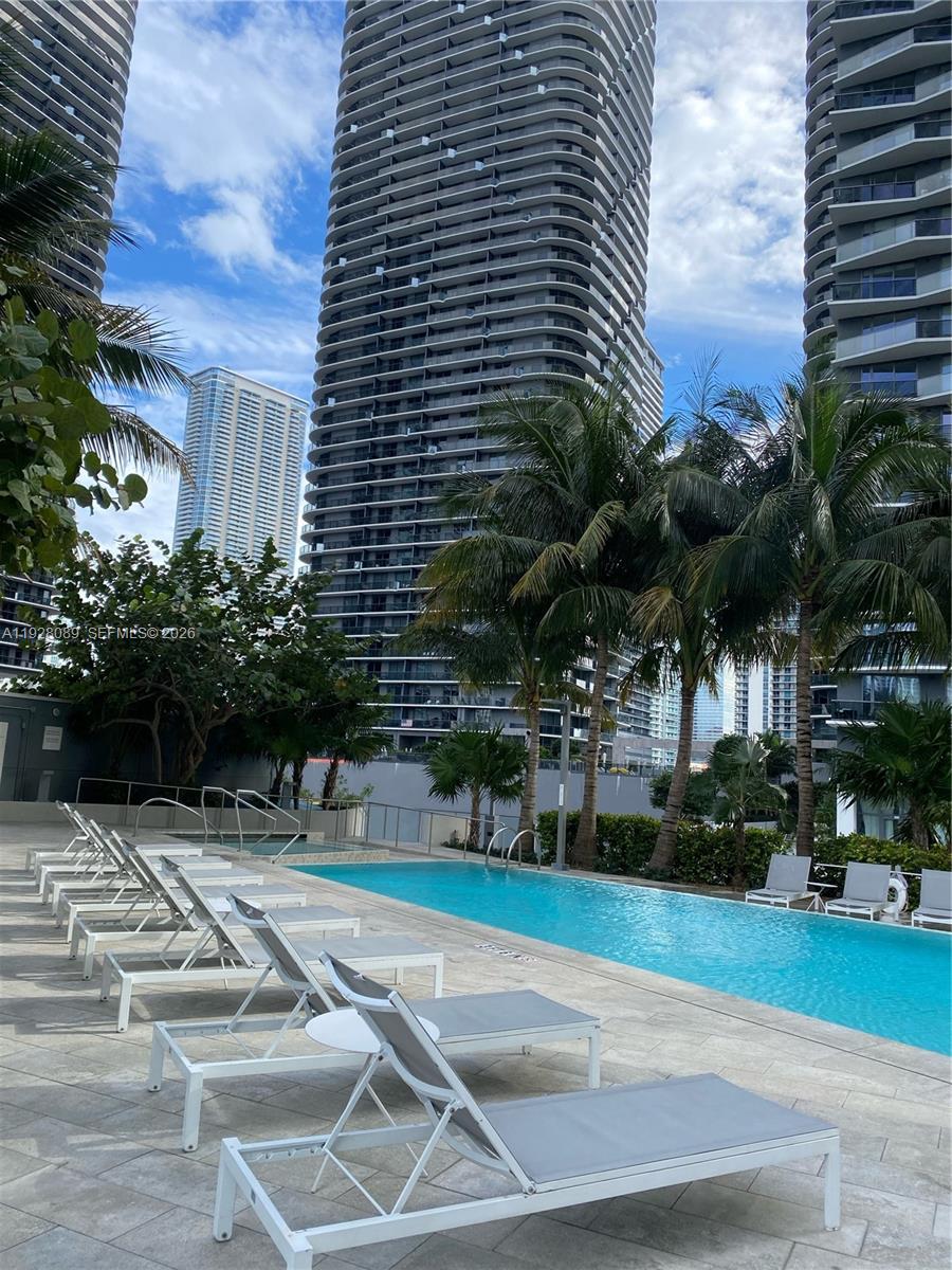 88 SW 7th St # 3906