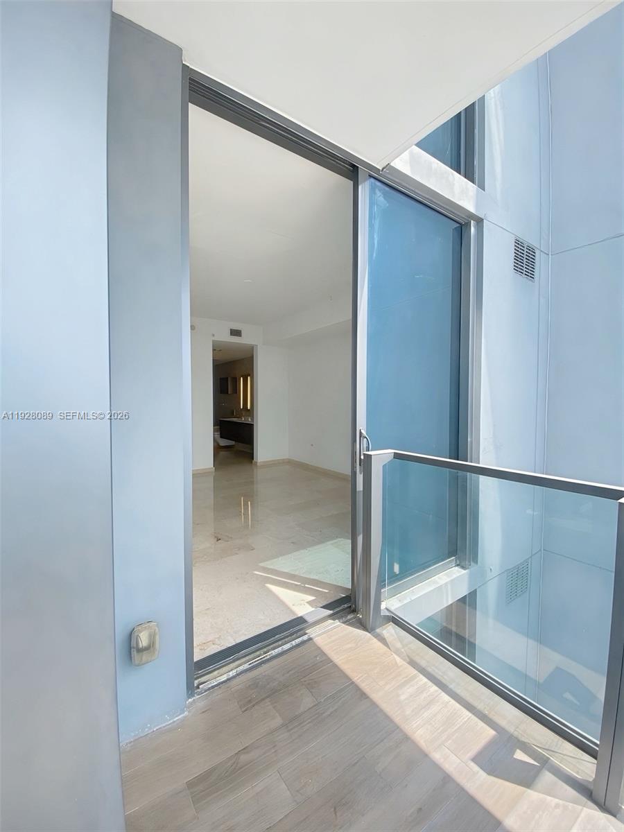 88 SW 7th St # 3906