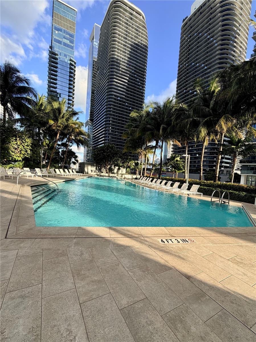 88 SW 7th St # 3906