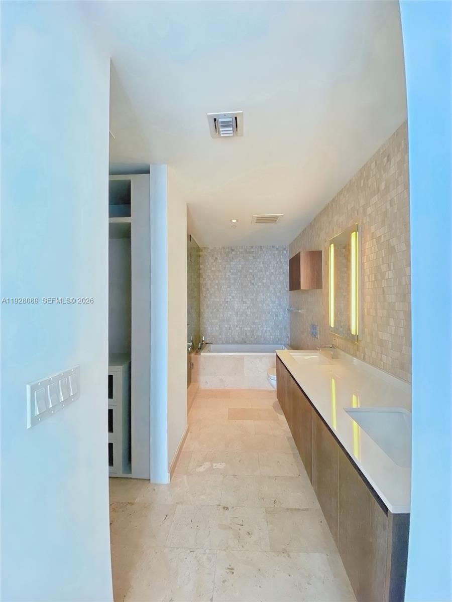 88 SW 7th St # 3906