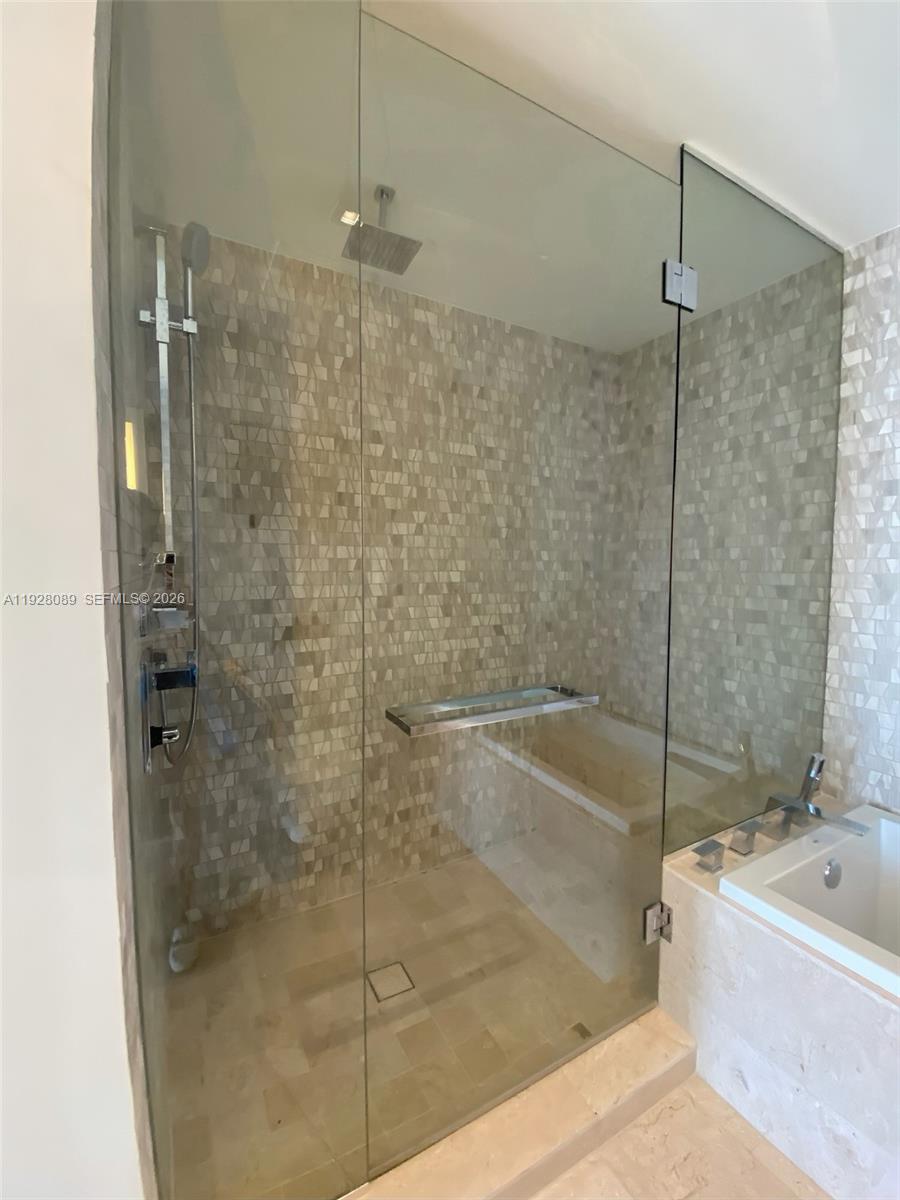 88 SW 7th St # 3906