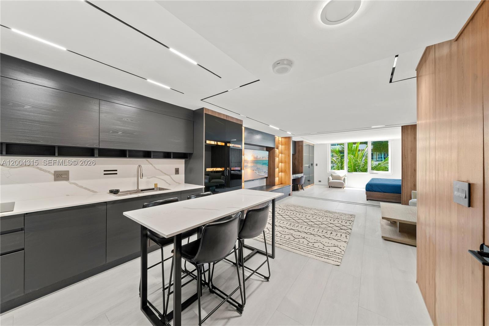 2301 Collins Ave # 432