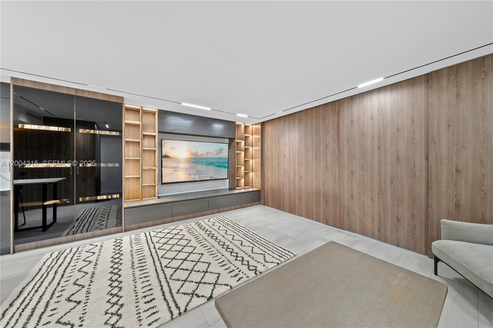 2301 Collins Ave # 432