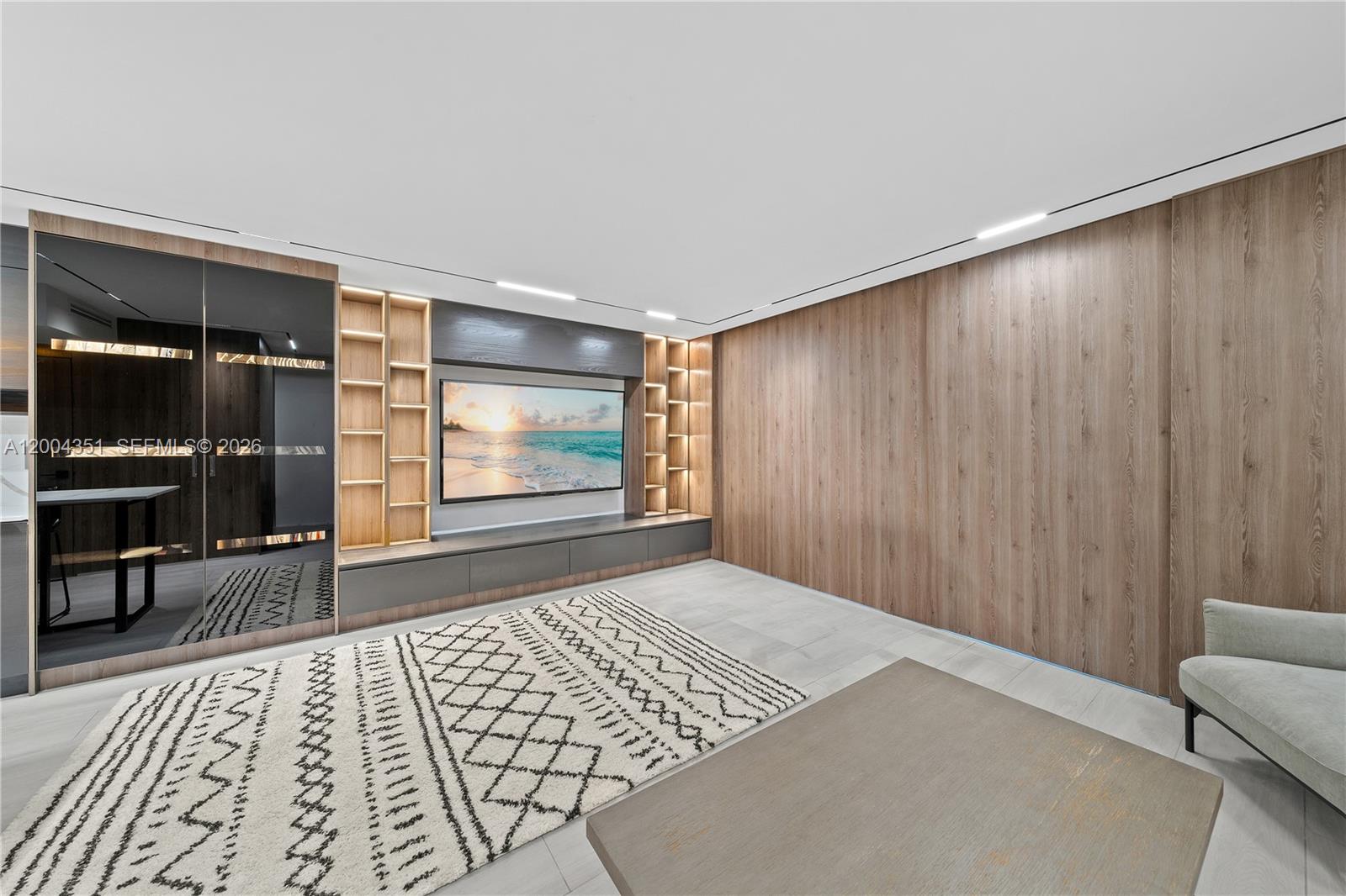 2301 Collins Ave # 432