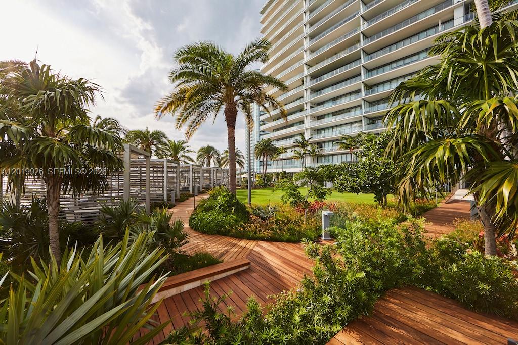 800 S Pointe Dr # 2204