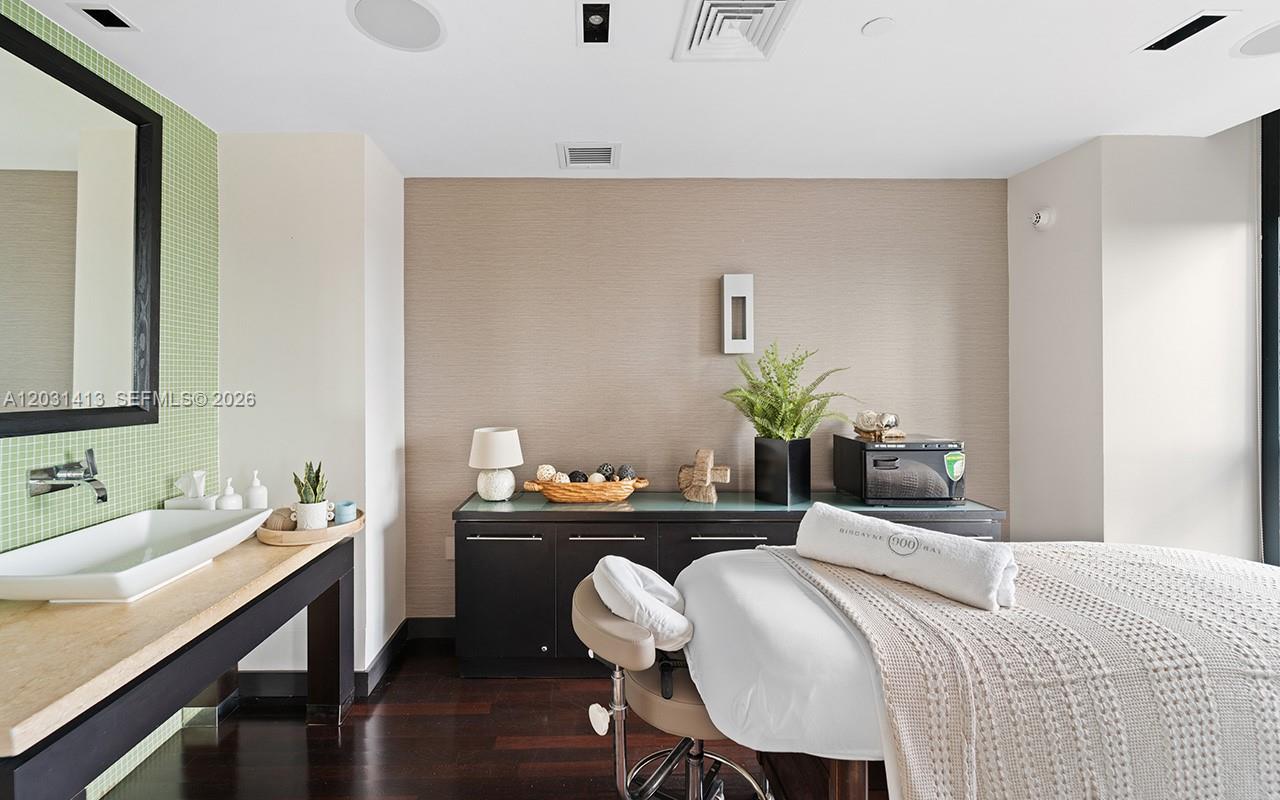 900 Biscayne Bay 2101