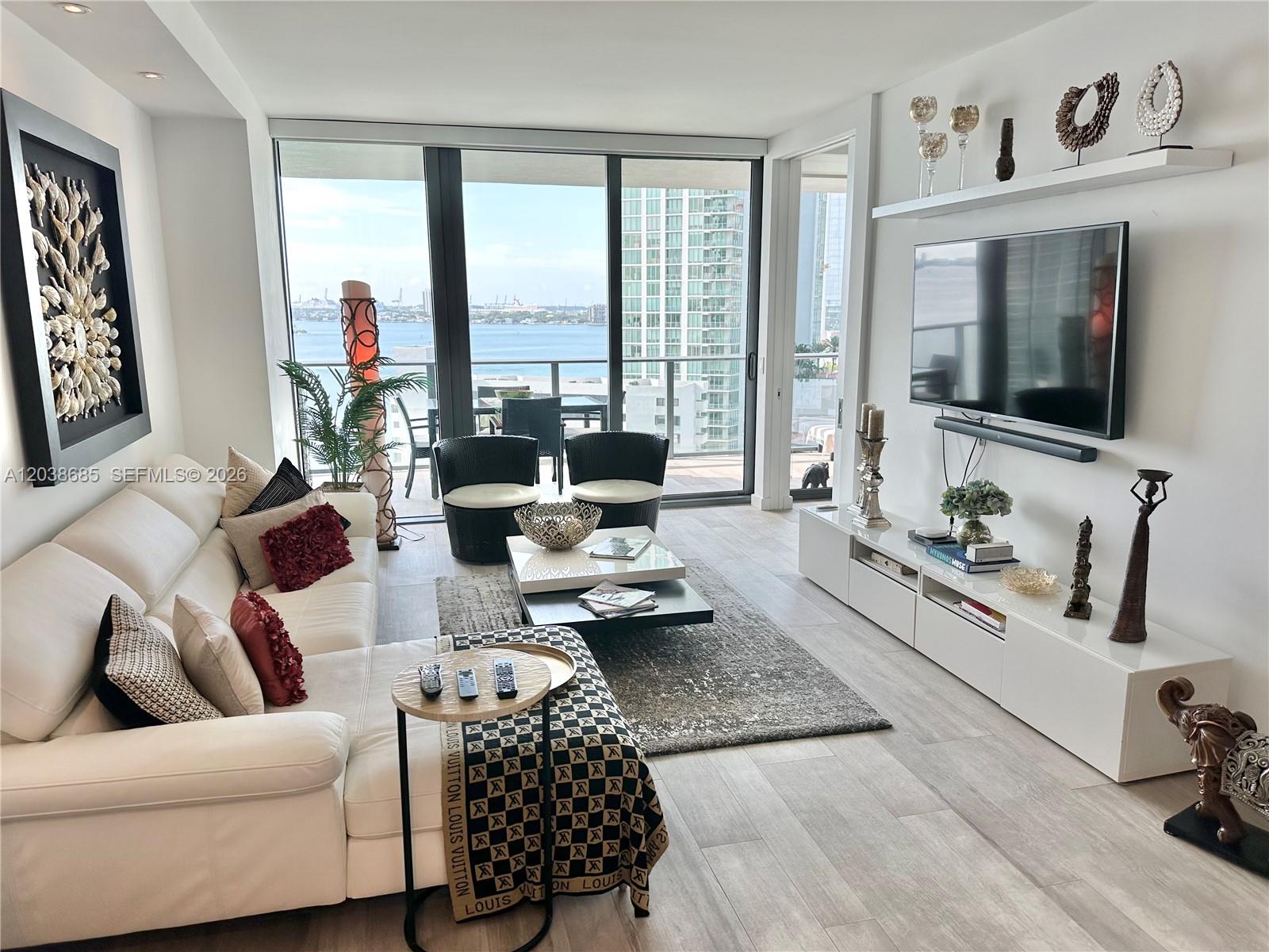 650 NE 32nd St # 1404