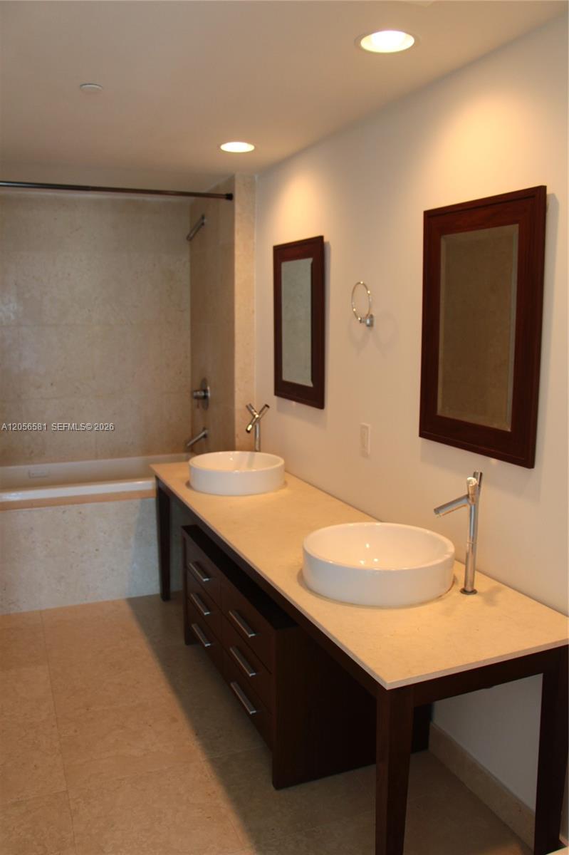 465 BRICKELL AV # 3006