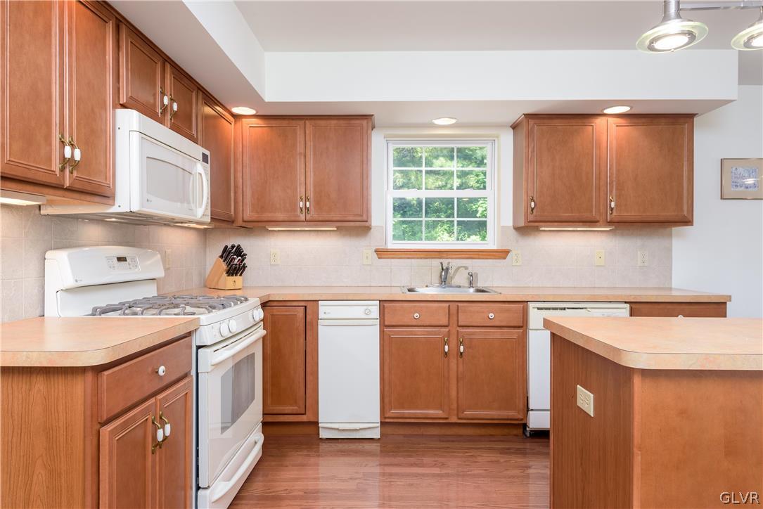 543 Lakeshore Drive West
